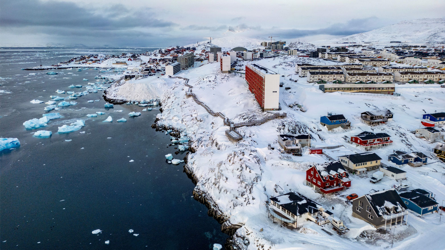 تُظهر هذه الصورة الجوية المباني المغطاة بالثلوج في نوك، غرينلاند، في 7 مارس 2025 (فرانس برس)