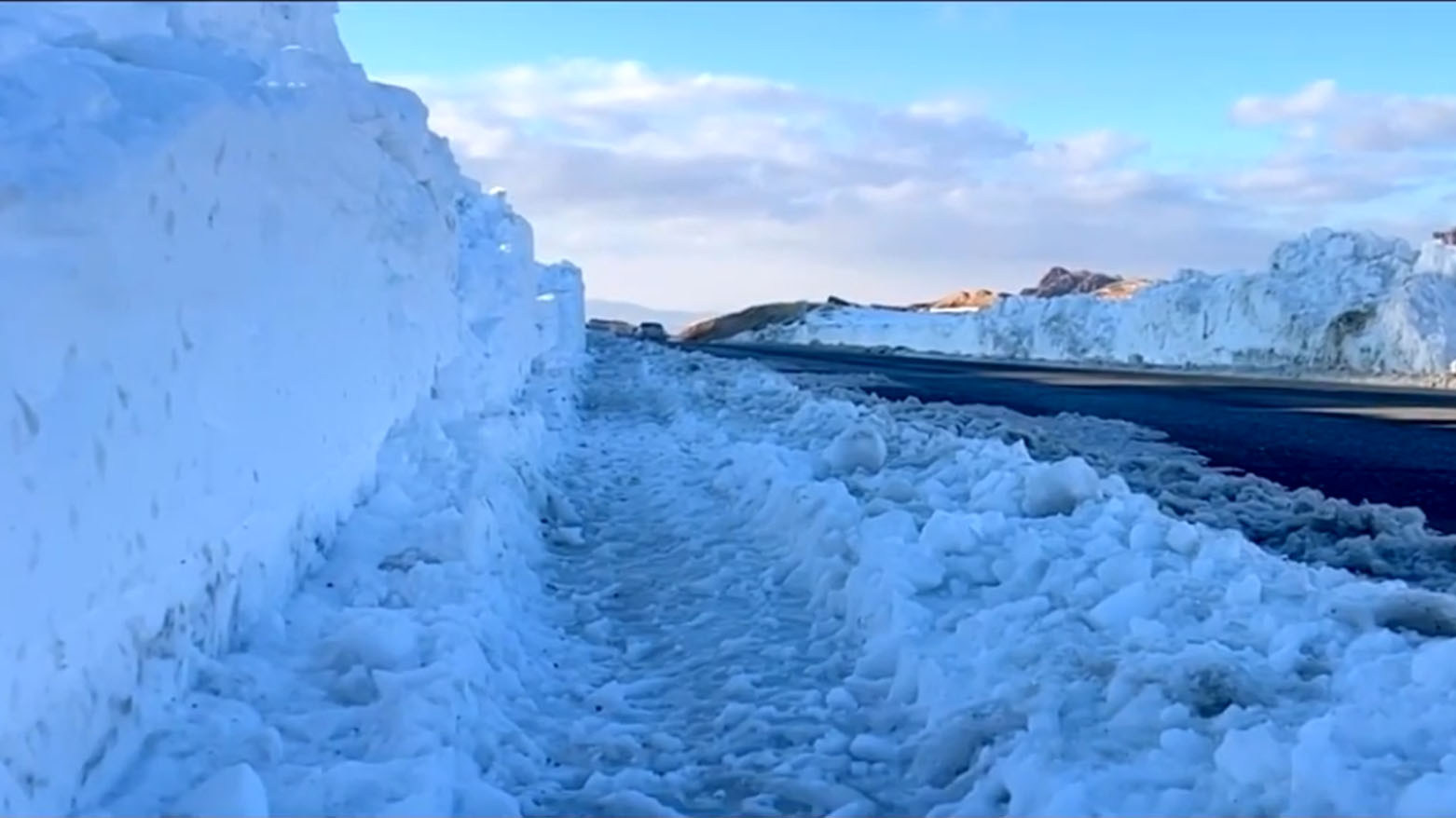 الثلوج تشل الحركة التجارية في قرى شرق كوردستان وتفاقم معاناة السكان