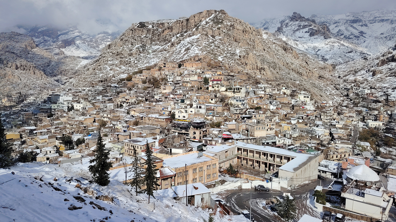 A view of Akre covered in snow. (Photo: sent to Kurdistan24 by Raad Akrayi)