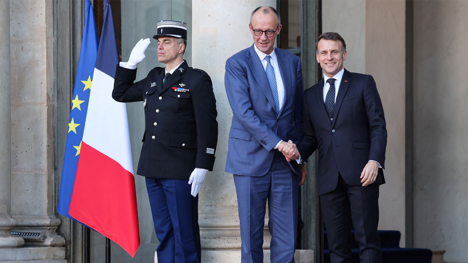 الرئيس الفرنسي إيمانويل ماكرون والمستشار الألماني فريدريش ميرز في قصر الإليزيه في باريس (فرانس برس)