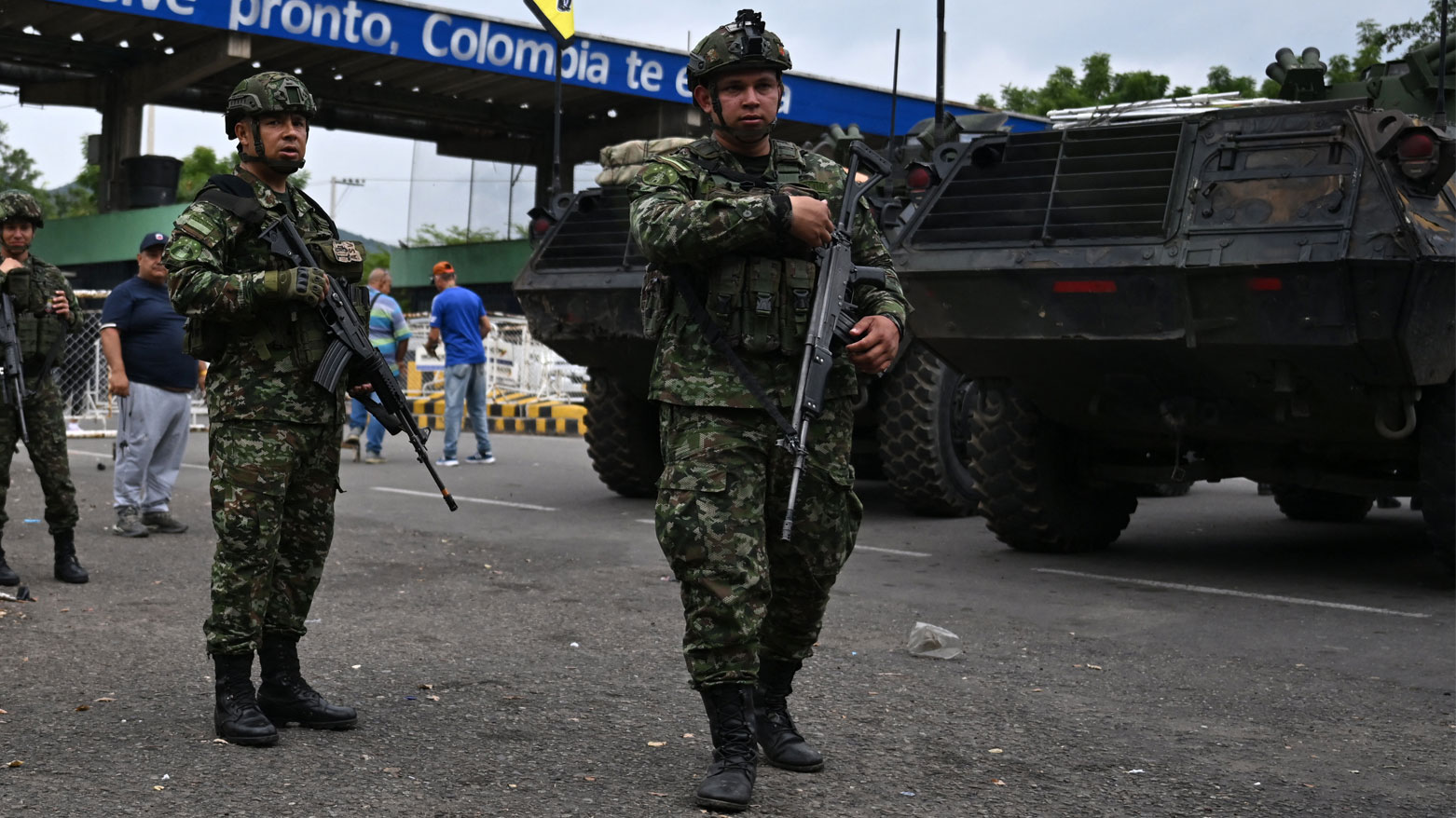 جنود كولومبيون يقفون حراسة على الحدود مع فنزويلا في فيلا ديل روزاريو، كولومبيا، في 6 يناير 2026 (فرانس برس)