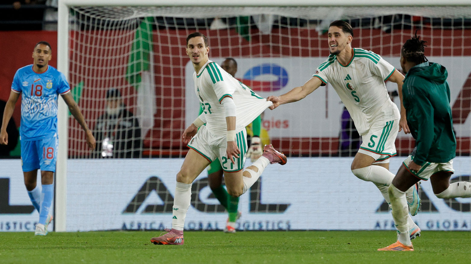 صاروخ بولبينة يمزق شباك الكونغو ويطير بالجزائر إلى ربع النهائي