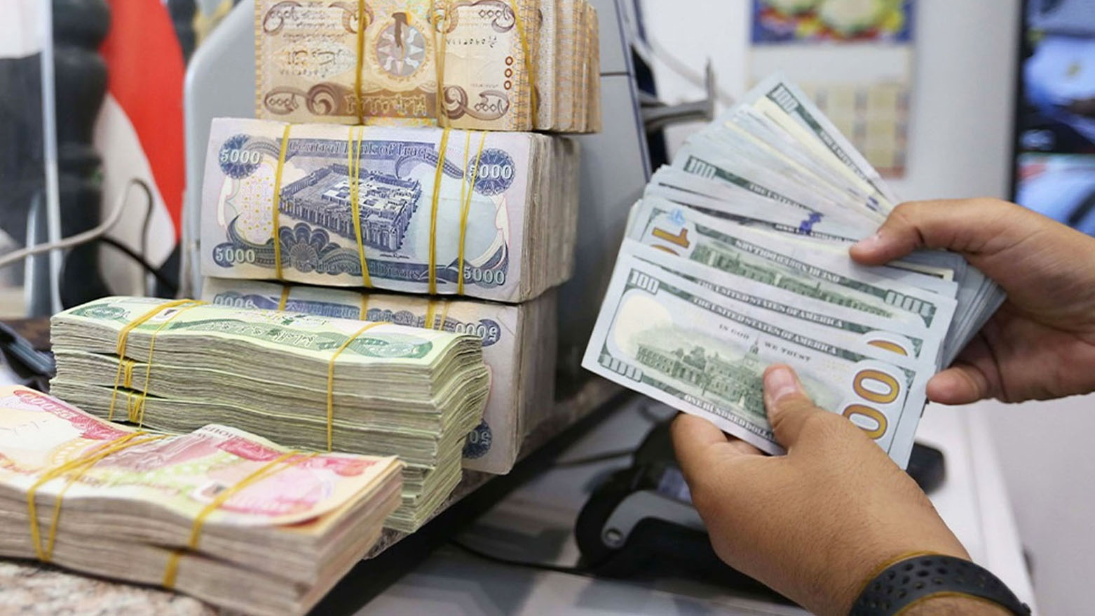 تذبذب سعر الدينار مقابل الدولار والبرلمان يدعو لاستضافة محافظ البنك المركزي