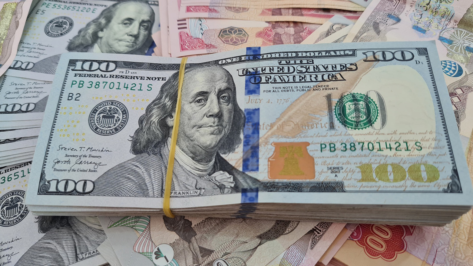 ارتفاع سعر صرف الدولار وتصاعد الأعباء الضريبية يثقلان كاهل المواطن العراقي