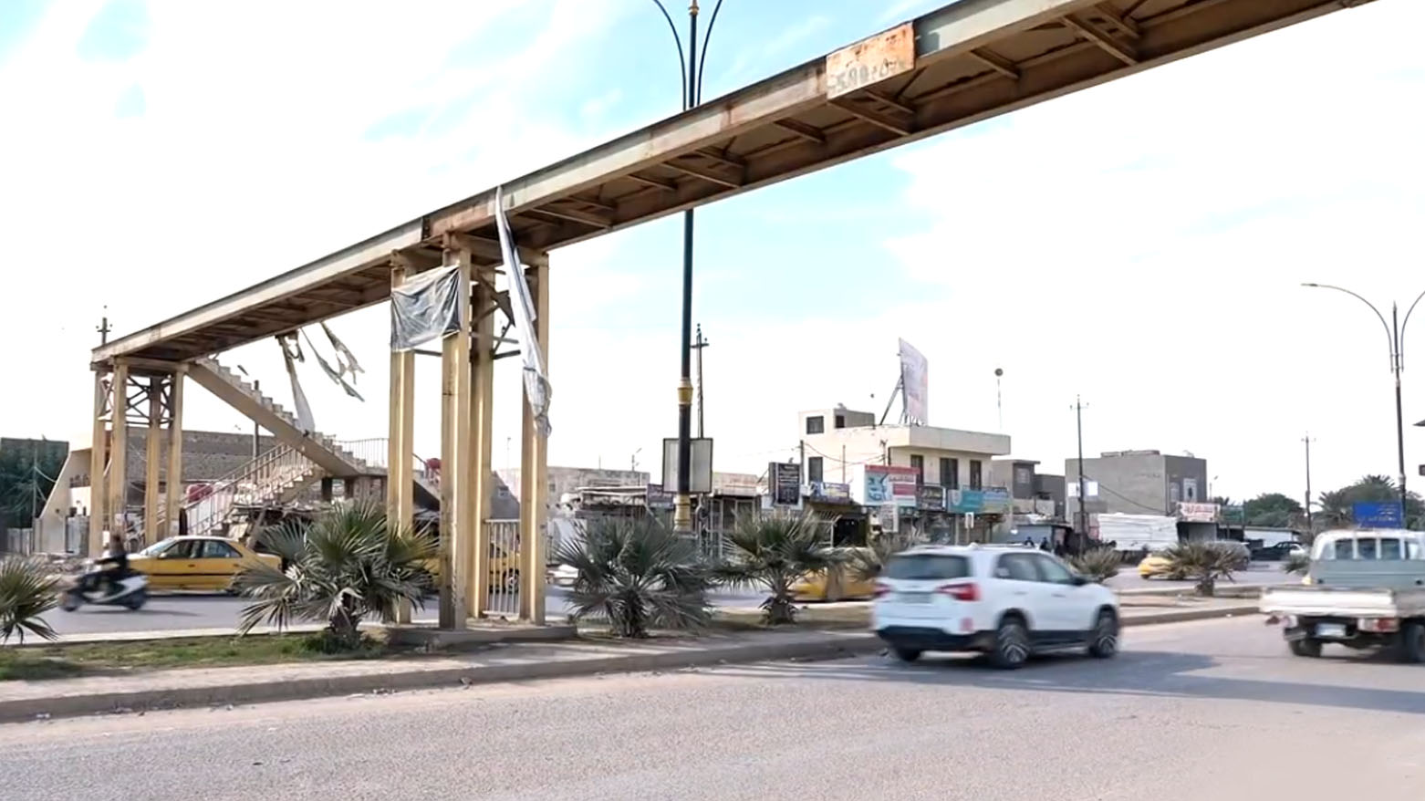 "جسر الموت" في الديوانية.. مرفق عام تحول إلى فخ يهدد حياة المواطنين