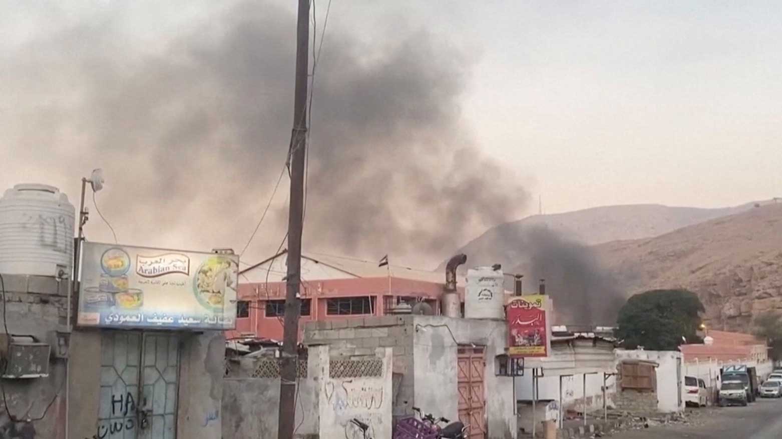 دیمەنێکی بۆمبارانەکەی سعوودیە بۆ سەر بەندەری  موکەلا. سەرچاوە: گاردیان.