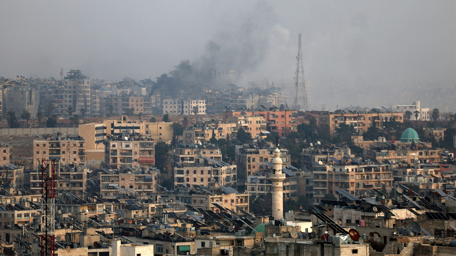 أعمدة من الدخان تتصاعد من حيي الشيخ مقصود والأشرفية في حلب وسط اشتباكات عنيفة بين القوات الحكومية وقوى الأمن الداخلي الكوردي (فرانس برس)