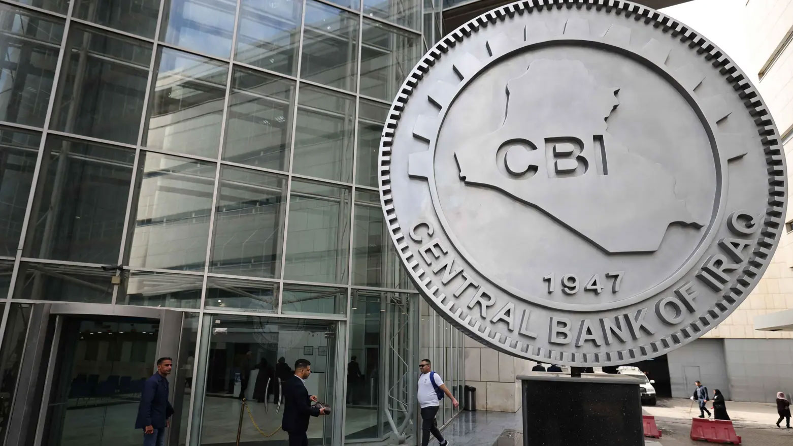 مرصد اقتصادي: البنك المركزي يشترط 300 مليار دينار لرأس مال المصارف للتداول بغير الدولار 