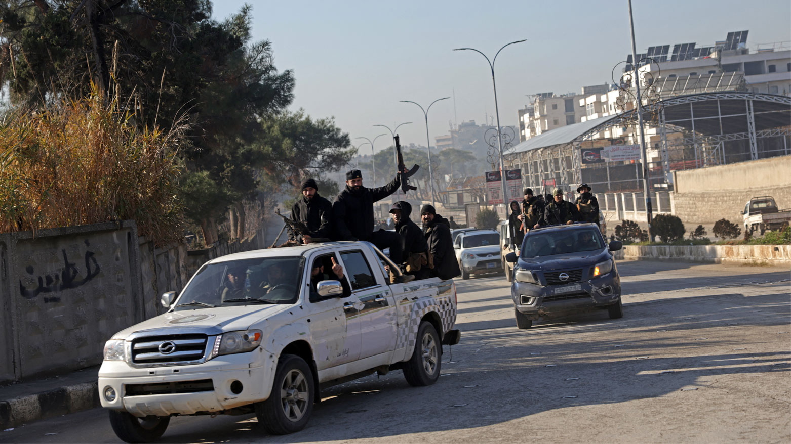 أفراد من الأمن العام السوري على مدخل حي الشيخ مقصود (فرانس برس)