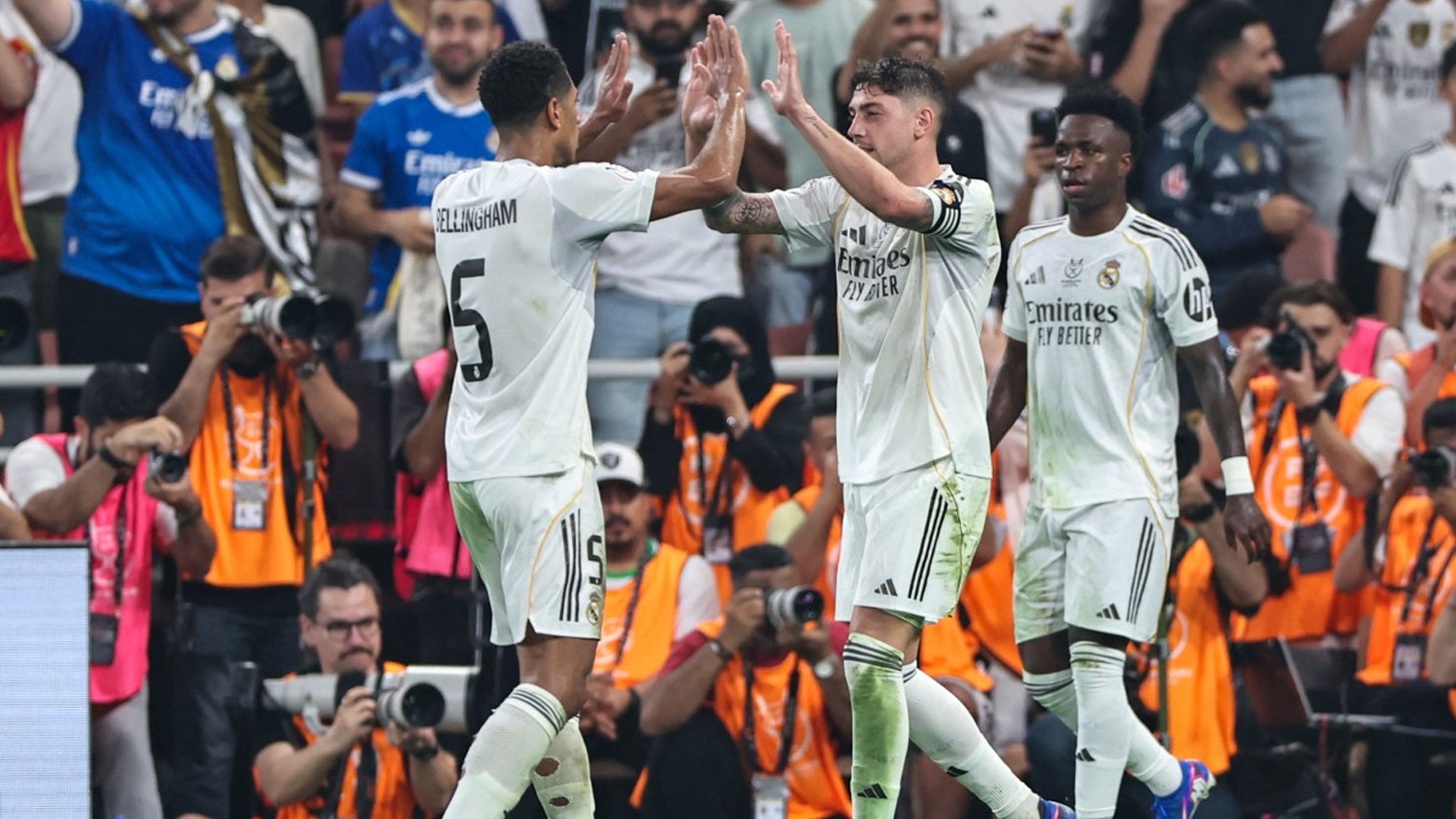 برشلونة ضد ريال مدريد... 10 أمور تُشعل "كلاسيكو" كأس السوبر الإسباني