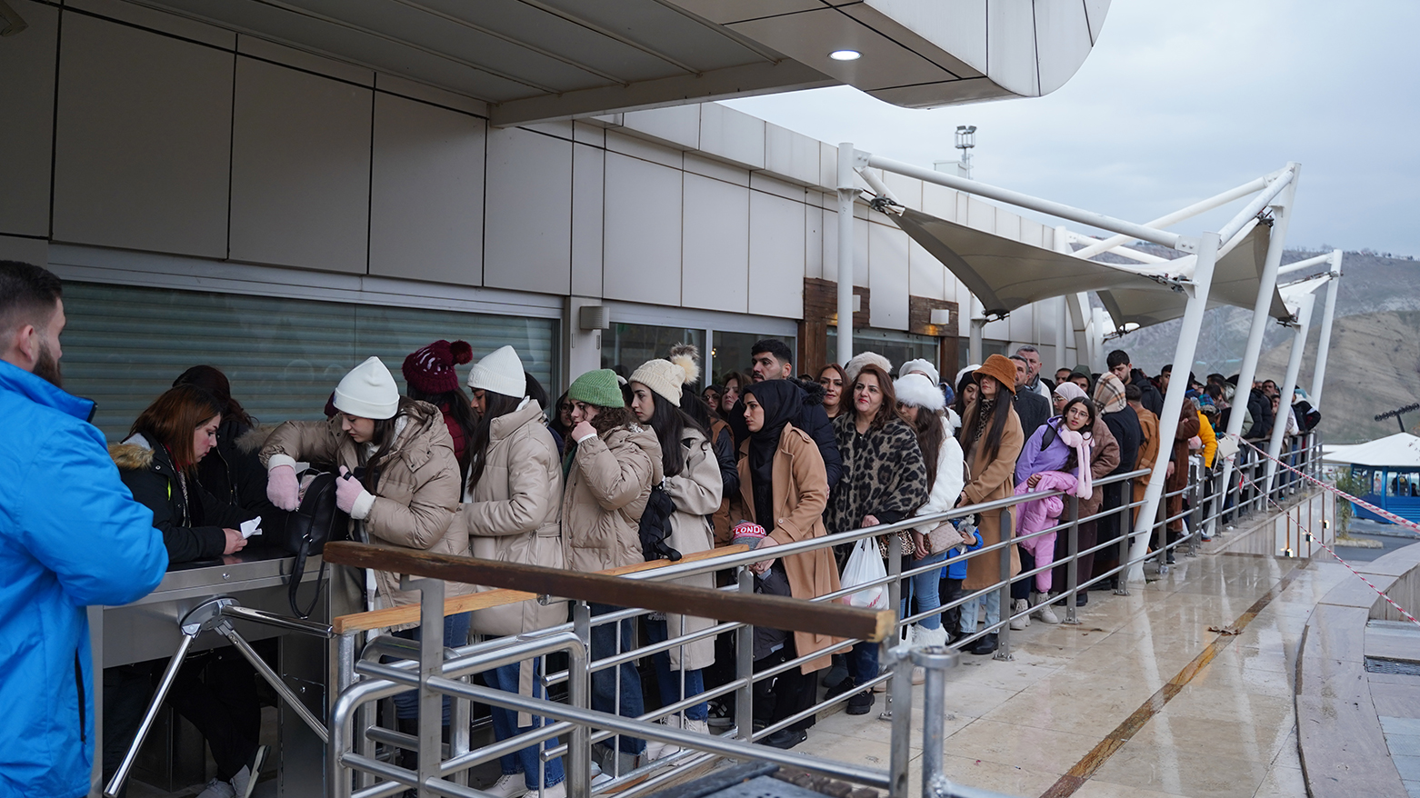 Tourists line up to board the cable car ferrying visitors to the resort perched atop Mount Korek. (Photo: Kurdistan24)