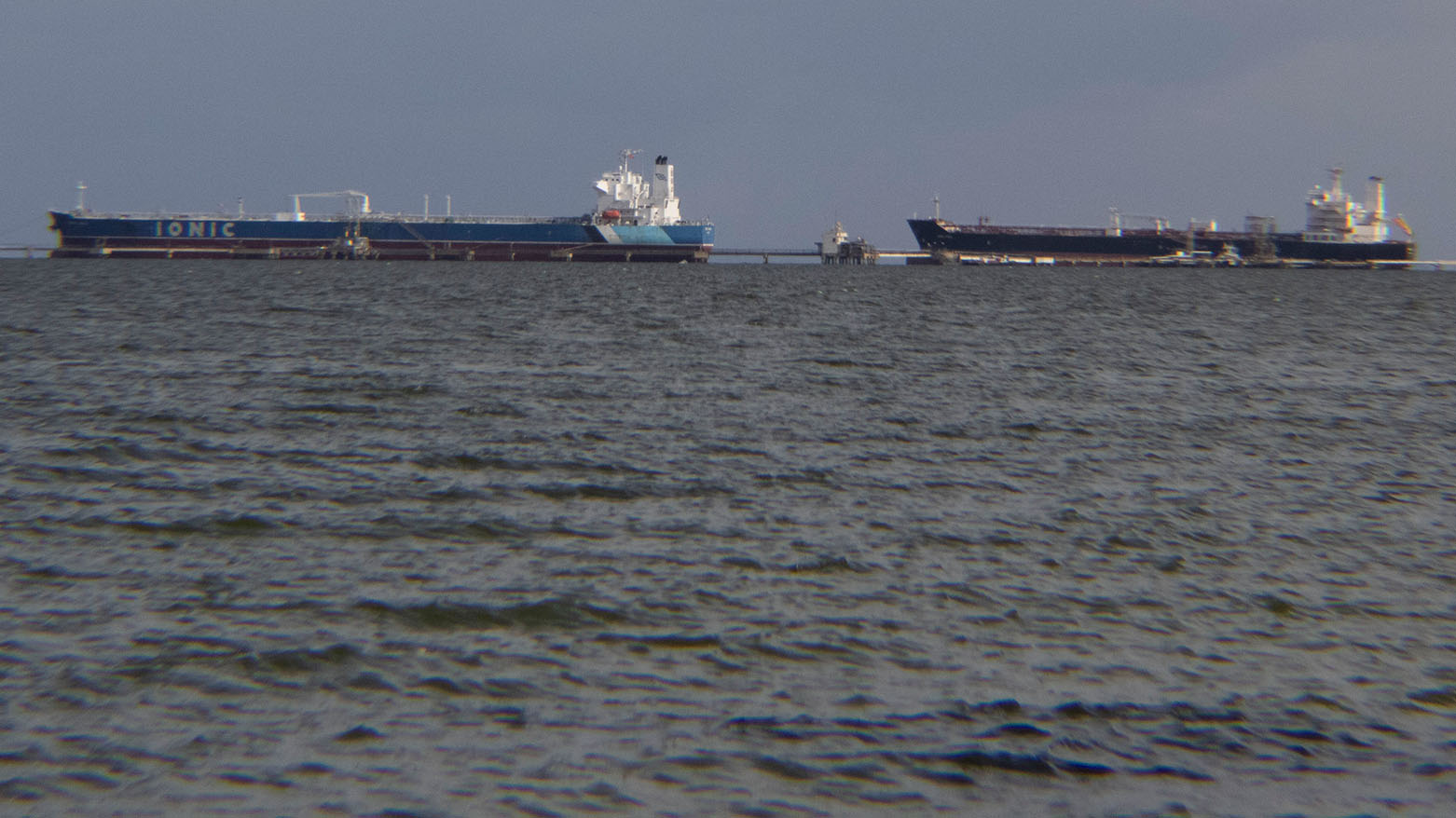 واشنطن استخدمت طائرات عسكرية مموهة في هجمات على قوارب تشتبه في تهريبها المخدرات