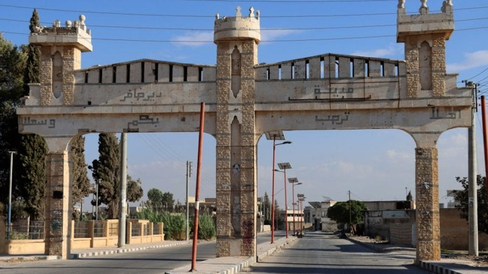 Çekdarên 'Hikûmeta Demkî' kargeha şekir a Dêr Hafirê topbaran kirin