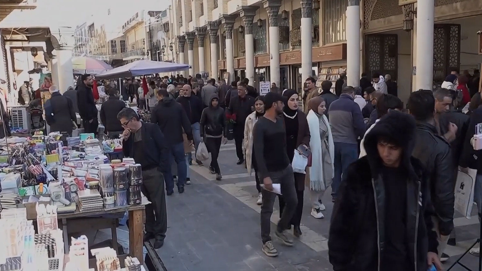 شارع المتنبي" في بغداد يقرأ مستقبل العراق بعيون القلق