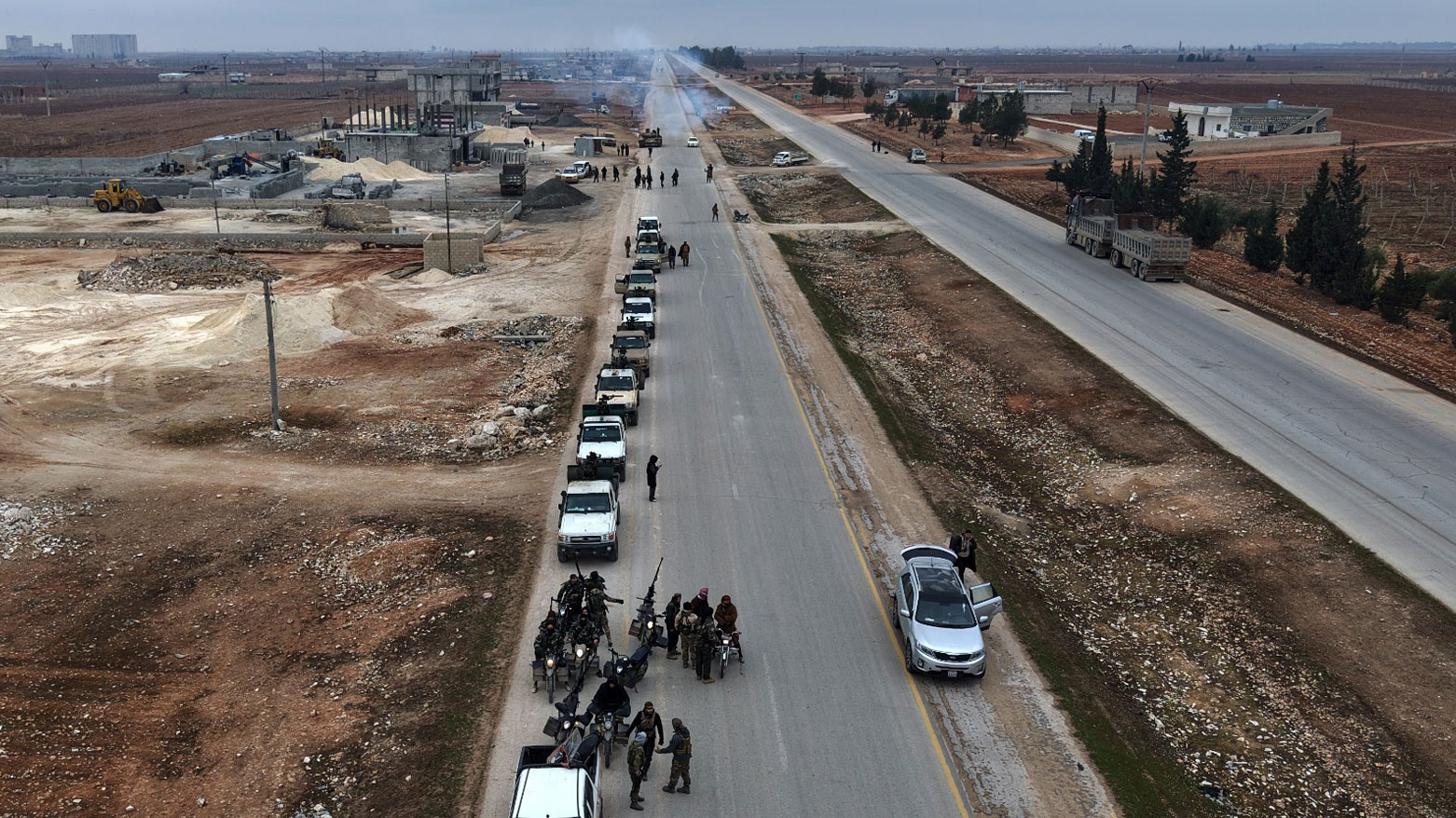 قوات الجيش العربي السوري أثناء دخولهم مدينة دير حافر (فرانس برس)