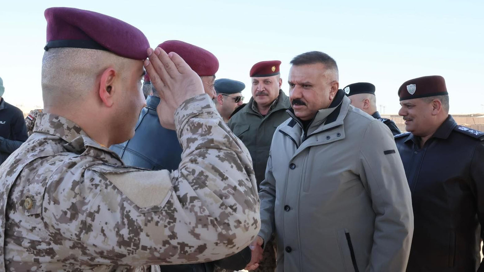 وزير الداخلية يصل قاعدة عين الأسد على رأس وفد أمني