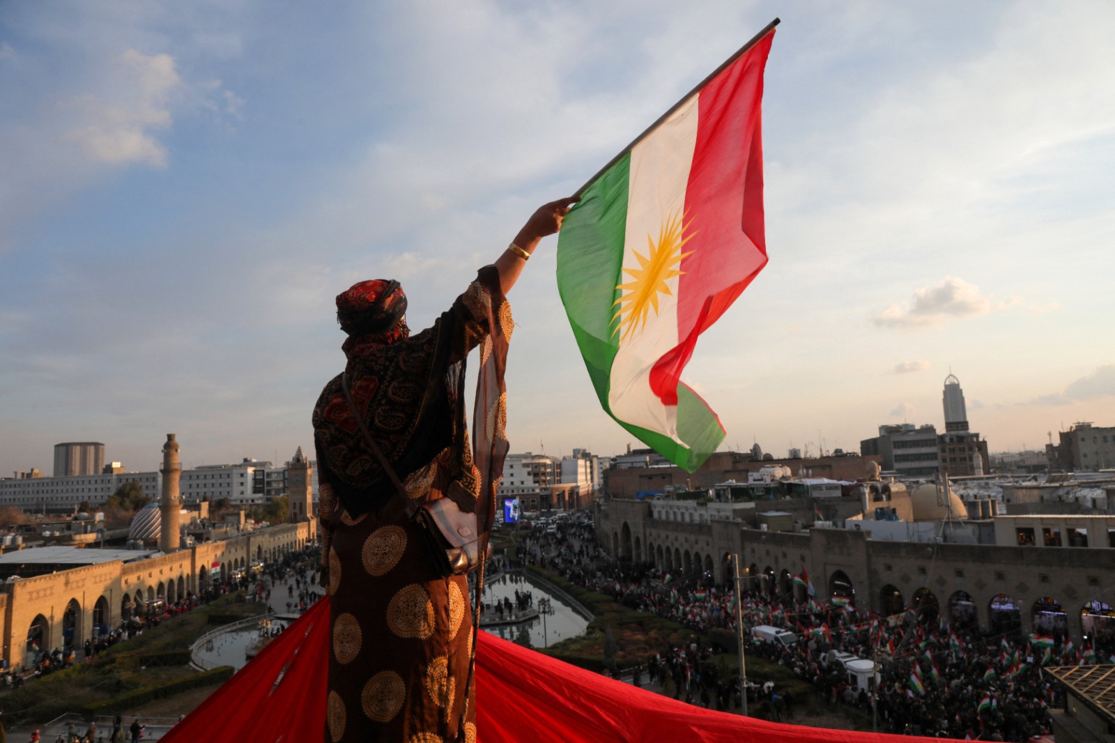 دعماً لغرب كوردستان.. علم كوردستان يرفرف في أرجاء أربيل