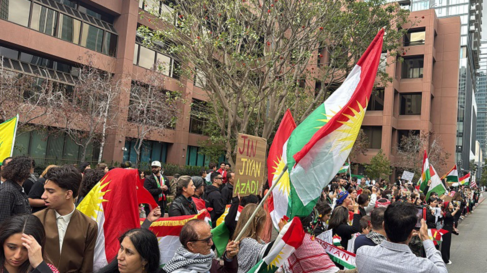 حناجر الكورد تصدح في كاليفورنيا: أوقفوا قتل الأبرياء في روج آفا