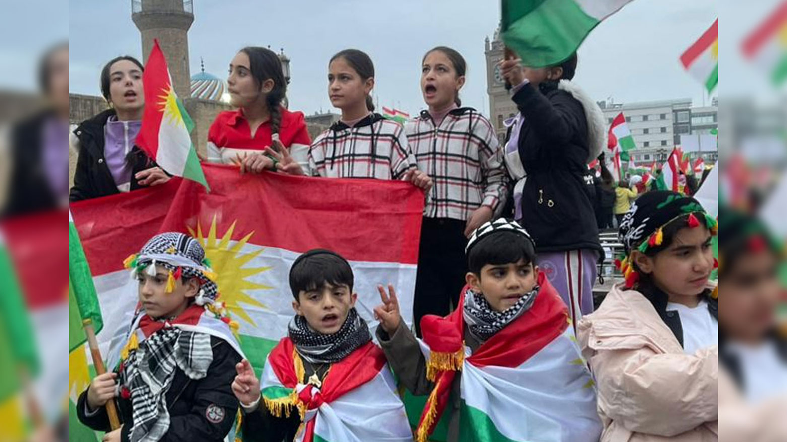 المئات يشاركون في مسيرة جماهيرية بمدينة أربيل تضامناً مع كورد روجافا