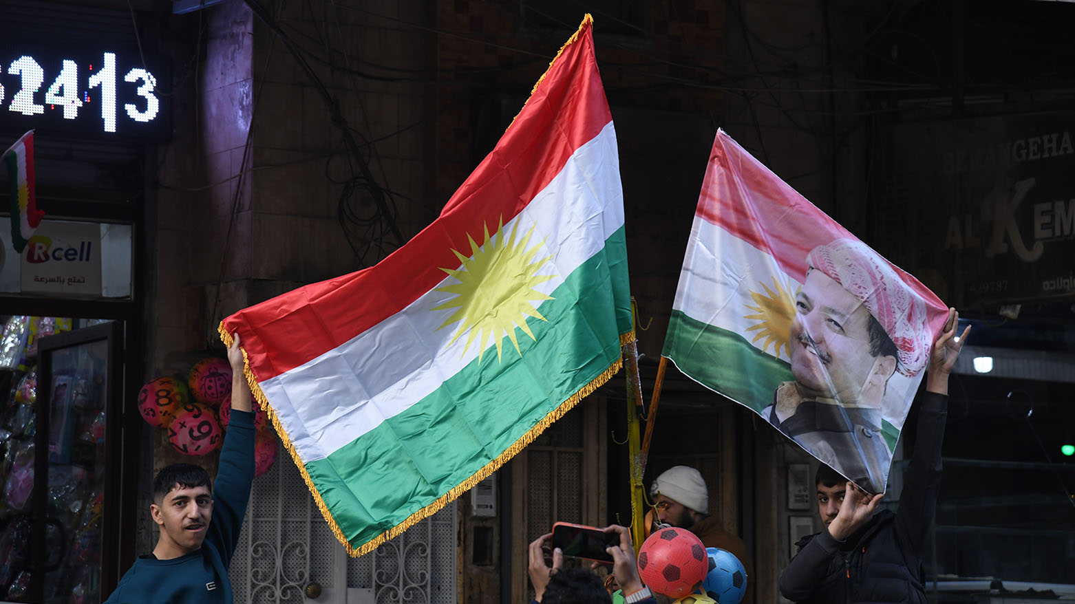 راية كوردستان تعانق سماء قامشلو.. لوحة من العز والشموخ في كل زقاق