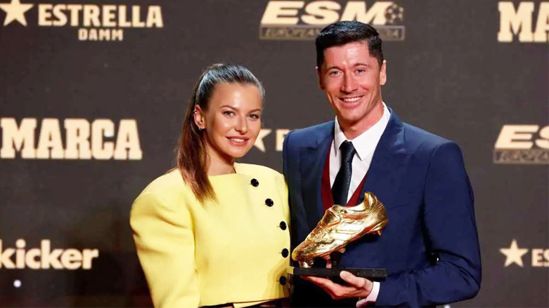 رۆبێرت لیڤاندۆڤسكی یاریزانی بارسێلۆنا لەگەڵ ئانا لیڤاندۆڤسكای هاوسەری