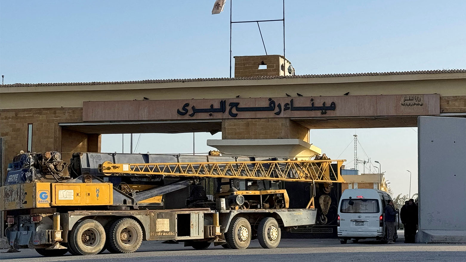 إسرائيل تعيد فتح معبر رفح جزئيا