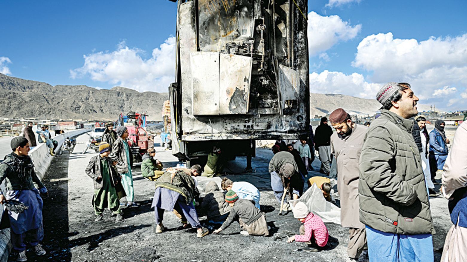 یک روز پس از حمله جدایی‌طلبان بلوچ، مردم در حومه کویته پاکستان در کنار یک وسیله نقلیه سوخته در حال جمع‌آوری مواد بازیافتی هستند - عکس: ای‌اف‌پی
