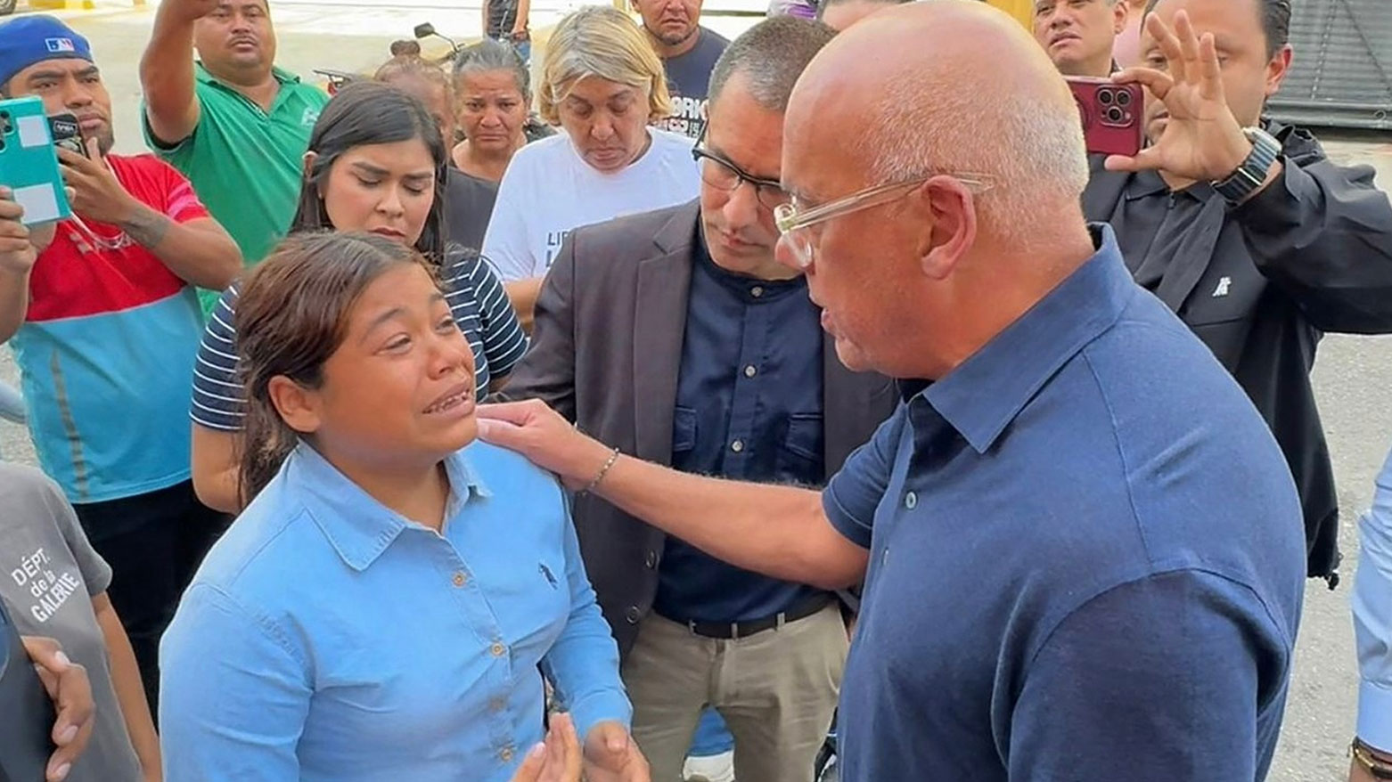 رئيس البرلمان الفنزويلي يتحدث مع ذوي السجناء السياسيين (أسوشتيد برس)