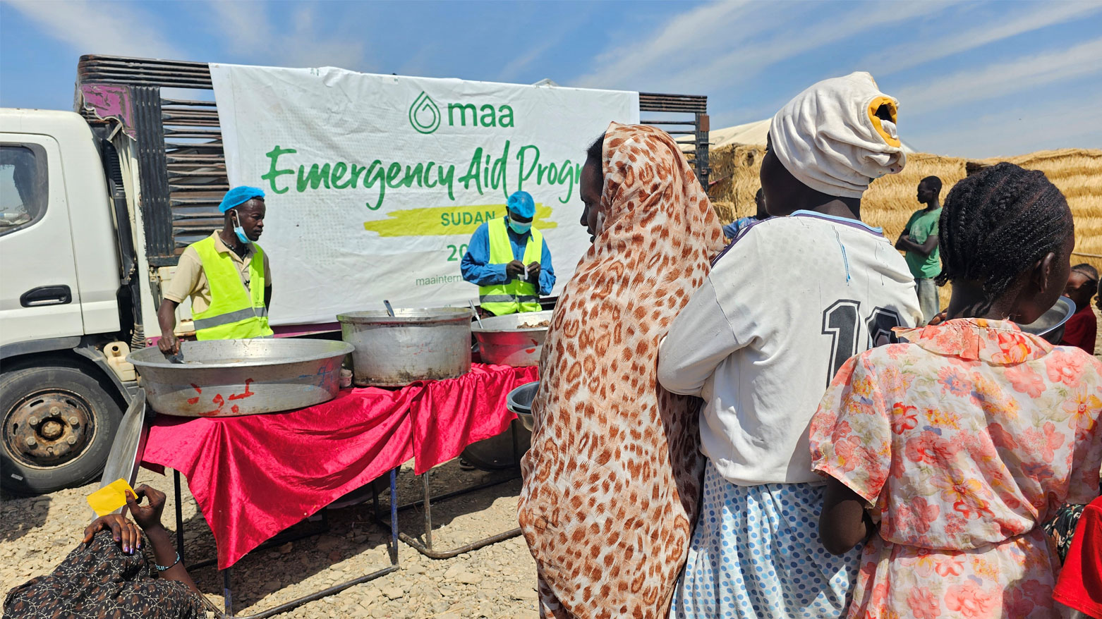 ينتظر السودانيون النازحون لتلقي الطعام في مخيم أبو النجا للنازحين في ولاية القضارف شرقي الخرطوم (فرانس برس)