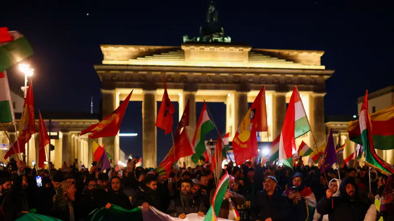 مظاهرة أمام بوابة براندنبورغ في برلين دعماً للكورد في سوريا (فرانس برس)