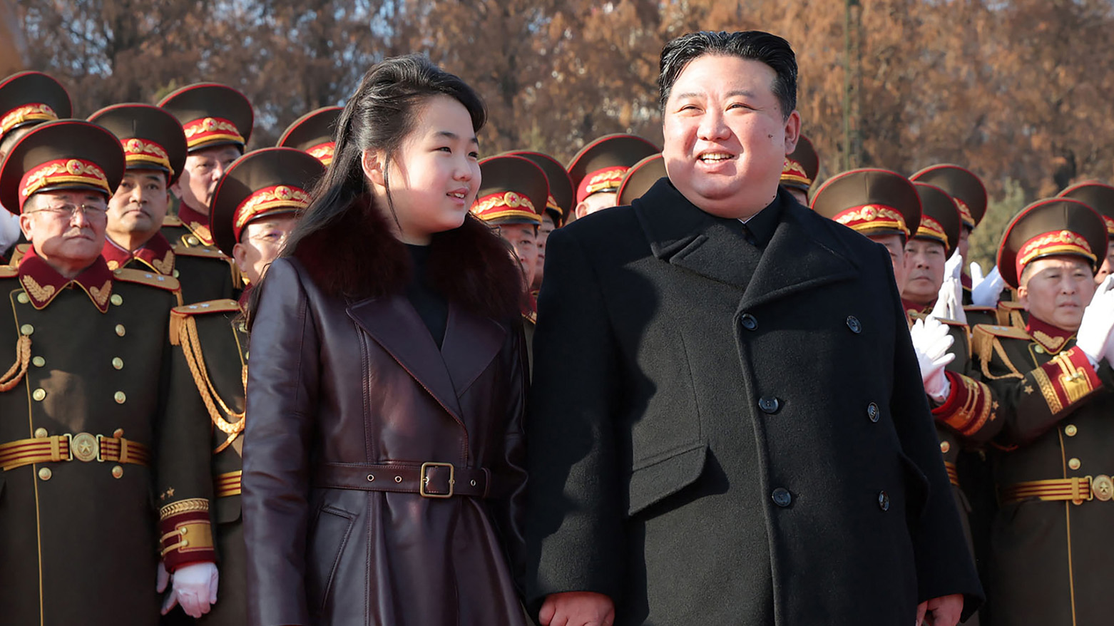 کیم جونگ اون، رهبر کره شمالی و دخترش در مراسم هفتاد و ششمین سالگرد تاسیس ارتش خلق کره. ۸ فوریه ۲۰۲۴ – عکس: ای اف پی