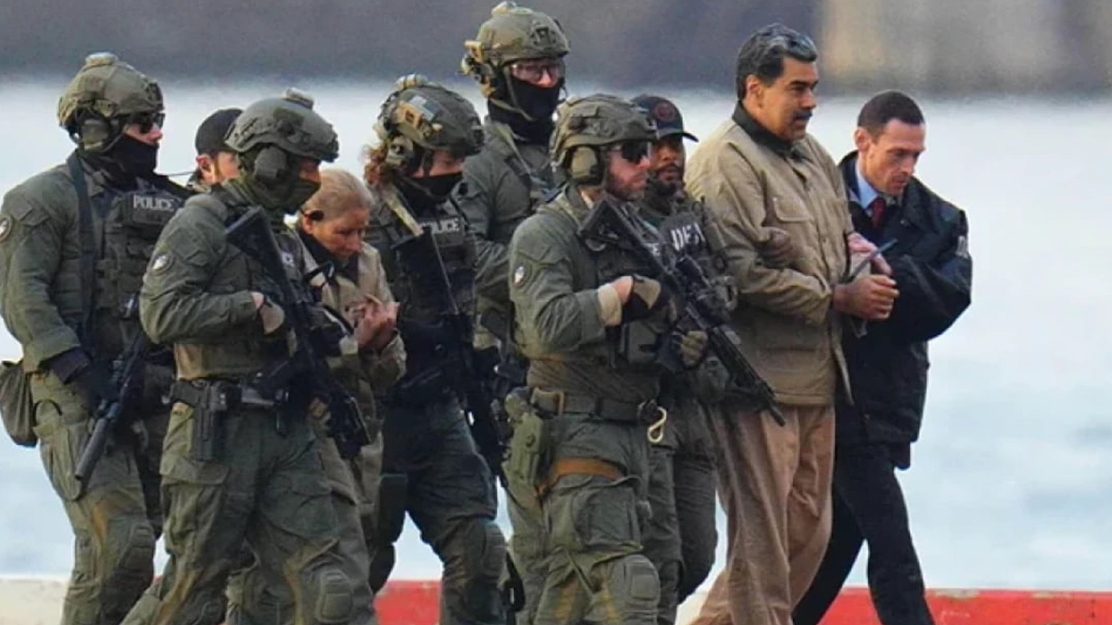 نیکولاس مادورو، رئیس جمهور ونزوئلا، و همسرش، سیلیا فلورس، توسط ماموران فدرال در منهتن اسکورت می‌شوند - عکس: COURTESY