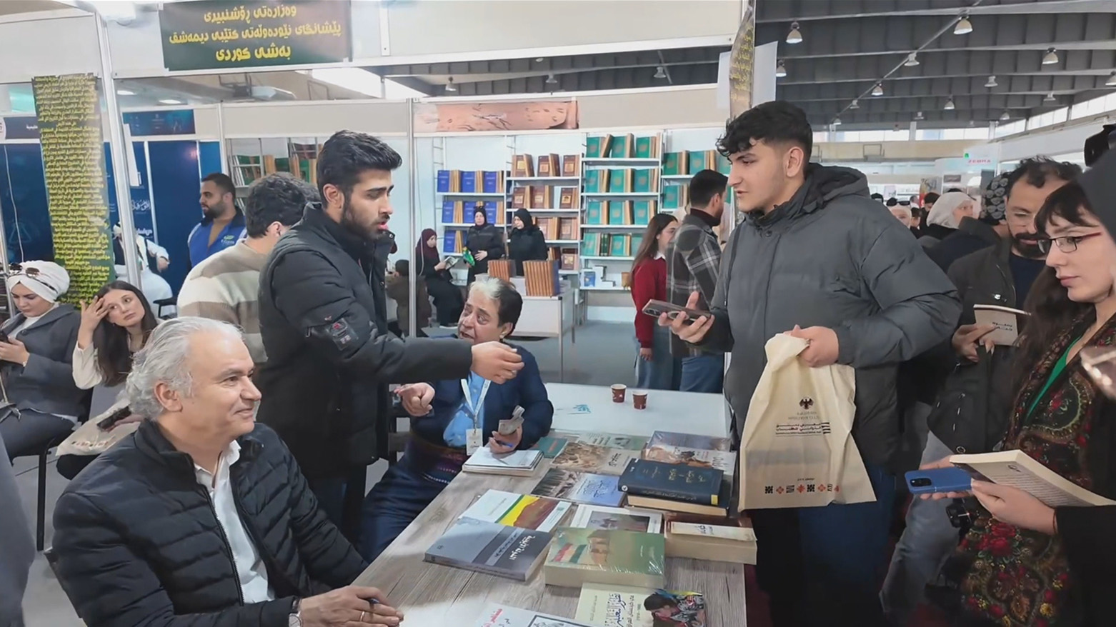 Jan Dost li Şamê pirtûkên xwe ji bo xwendevanan îmze kirin