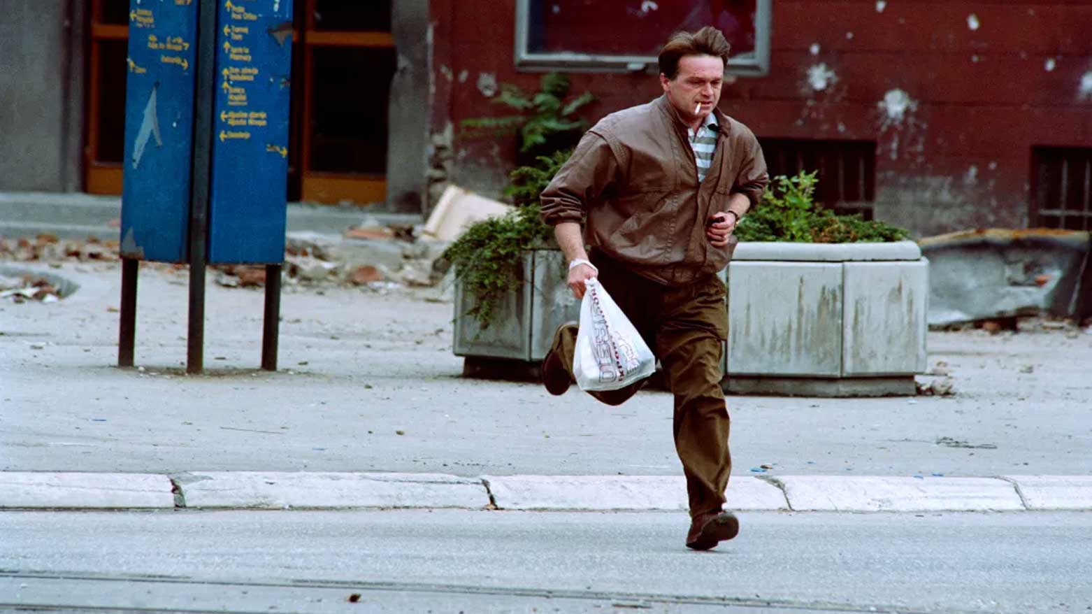 أحد سكان سراييفو يركض هرباً من القناصة عام 1992