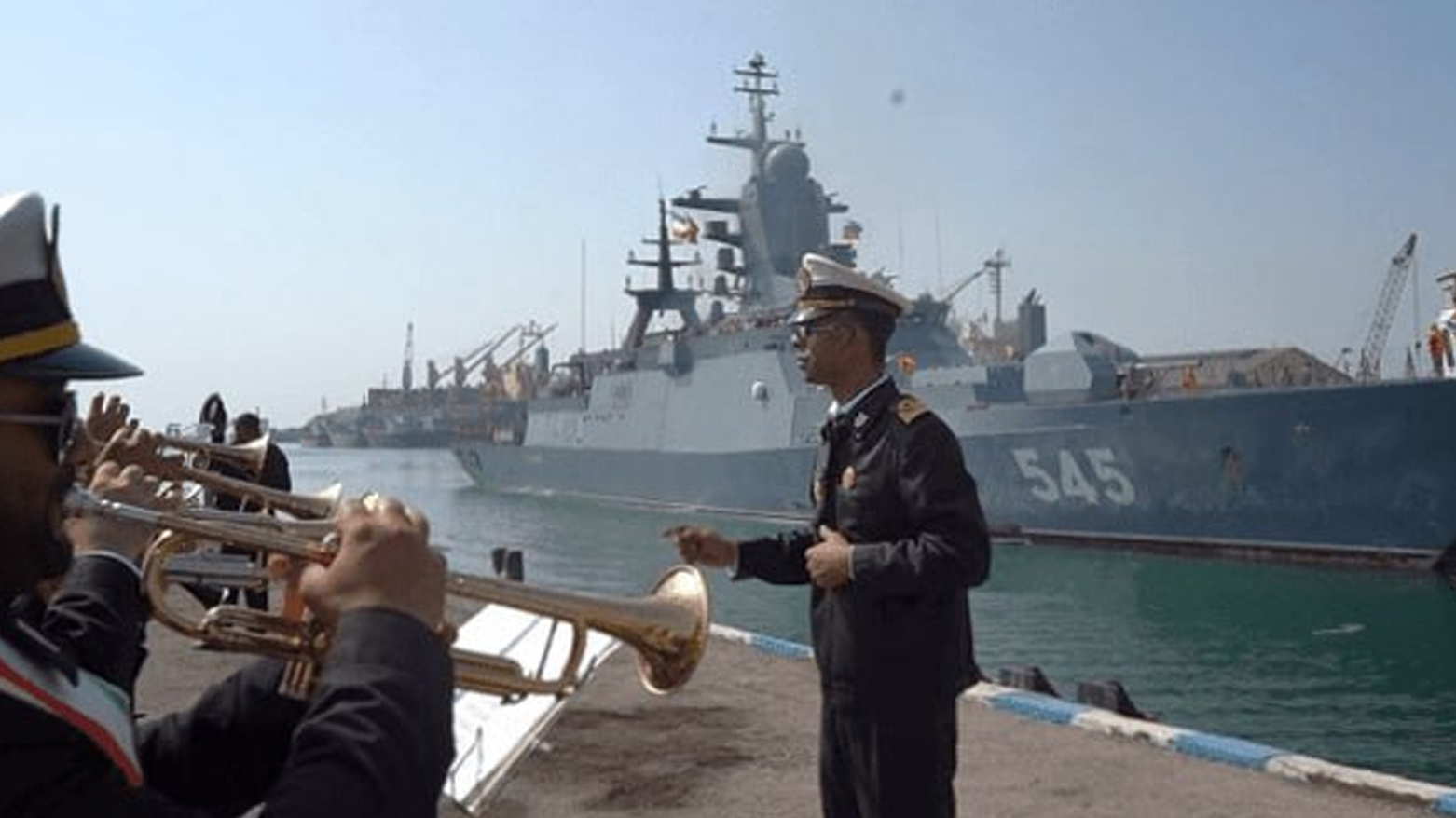 وێنە، گەیشتنی کەشتیەکی جەنگی رووسیا بۆ بەندەر عەباس، کە بەشداریی لە مانۆڕەکە دەکات