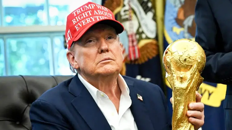 دۆناڵد ترەمپ، سەرۆكی ئەمریكا لەگەڵ جامی مۆندیالی 2026