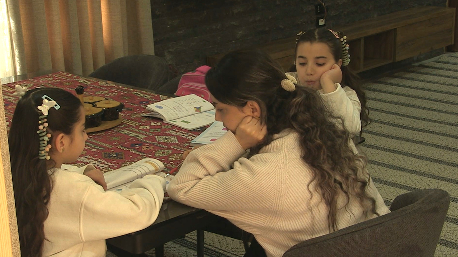 Li Rojavayê Kurdistanê tevî şer û koçberiyê xwendina bi Kurdî didome