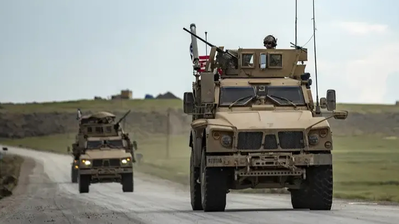 (وێنە؛ ڕۆیتەرز) هێزەکانی ئەمریکا لەسەر ڕێگای M4 لە حەسەکە، 2020