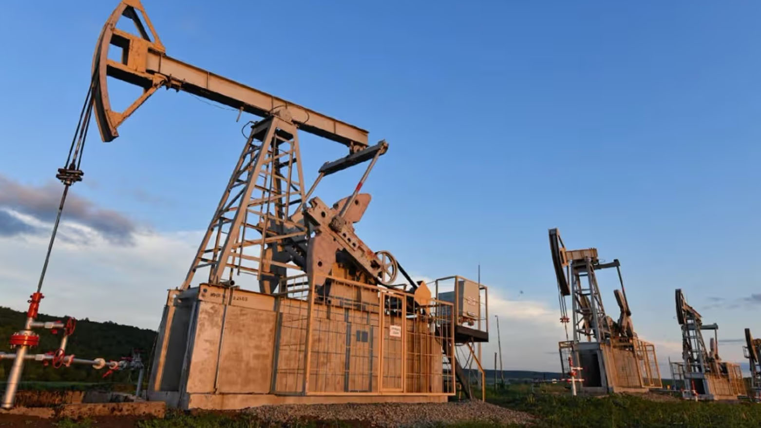 بعد حديث ترمب عن زيادة الرسوم الجمركية.. النفط يتراجع قليلا