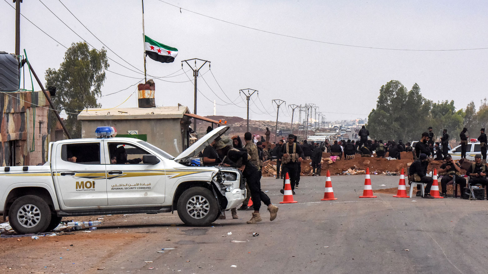 قوات من الأمن العام السوري متجمّعين في مدخل مدينة السويداء (أرشيفية)