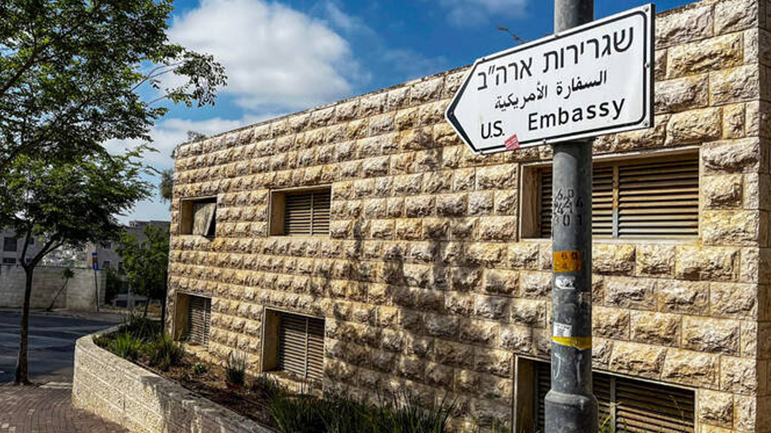 تابلویی که مسیر منتهی به سفارت آمریکا در اورشلیم را نشان می‌دهد - عکس: خبرگزاری فرانسه