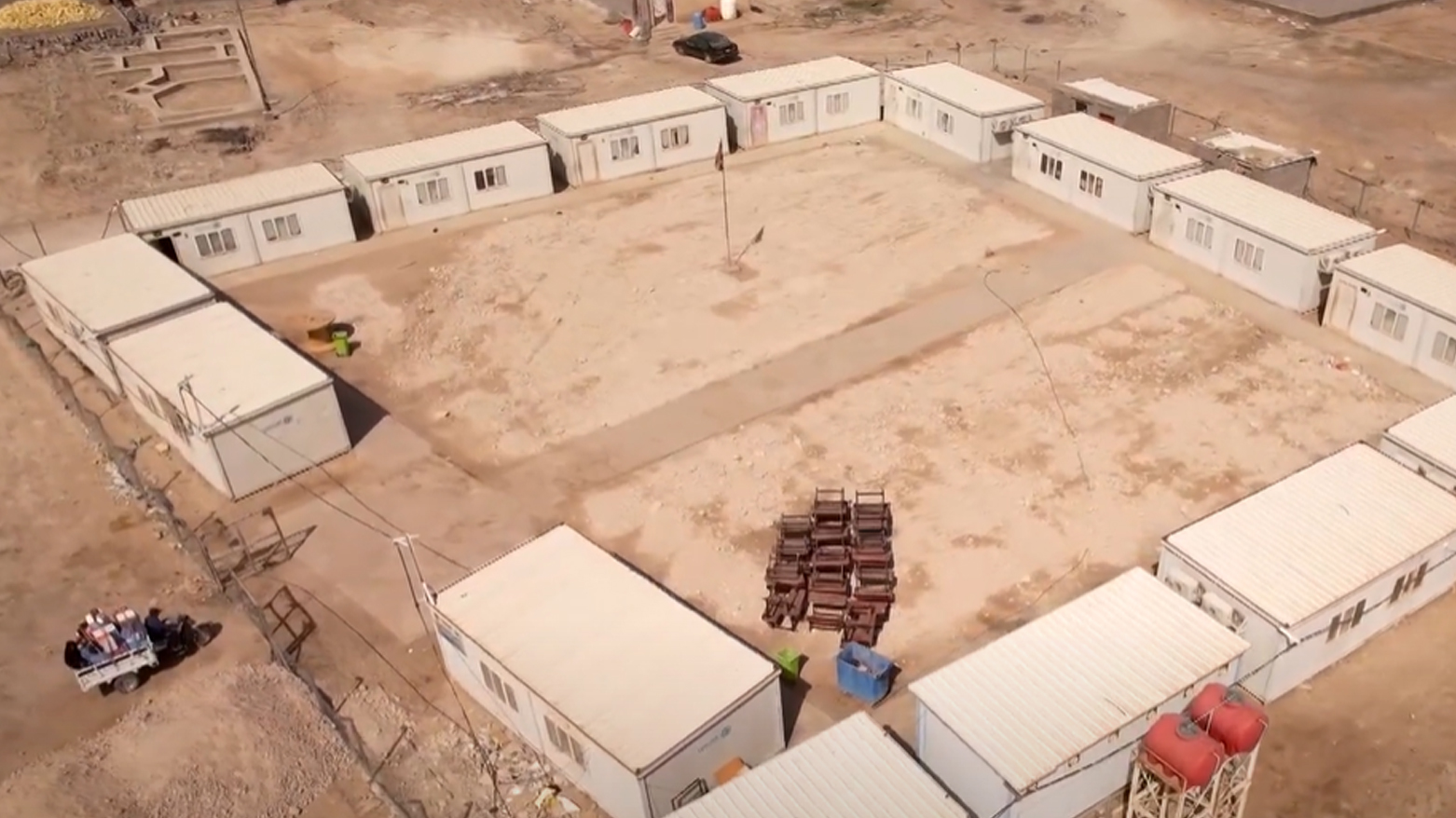 لە عێراق تاوەكو ئێستا قوتابییەكان لەناو كەرەڤانەدا دەخوێنن