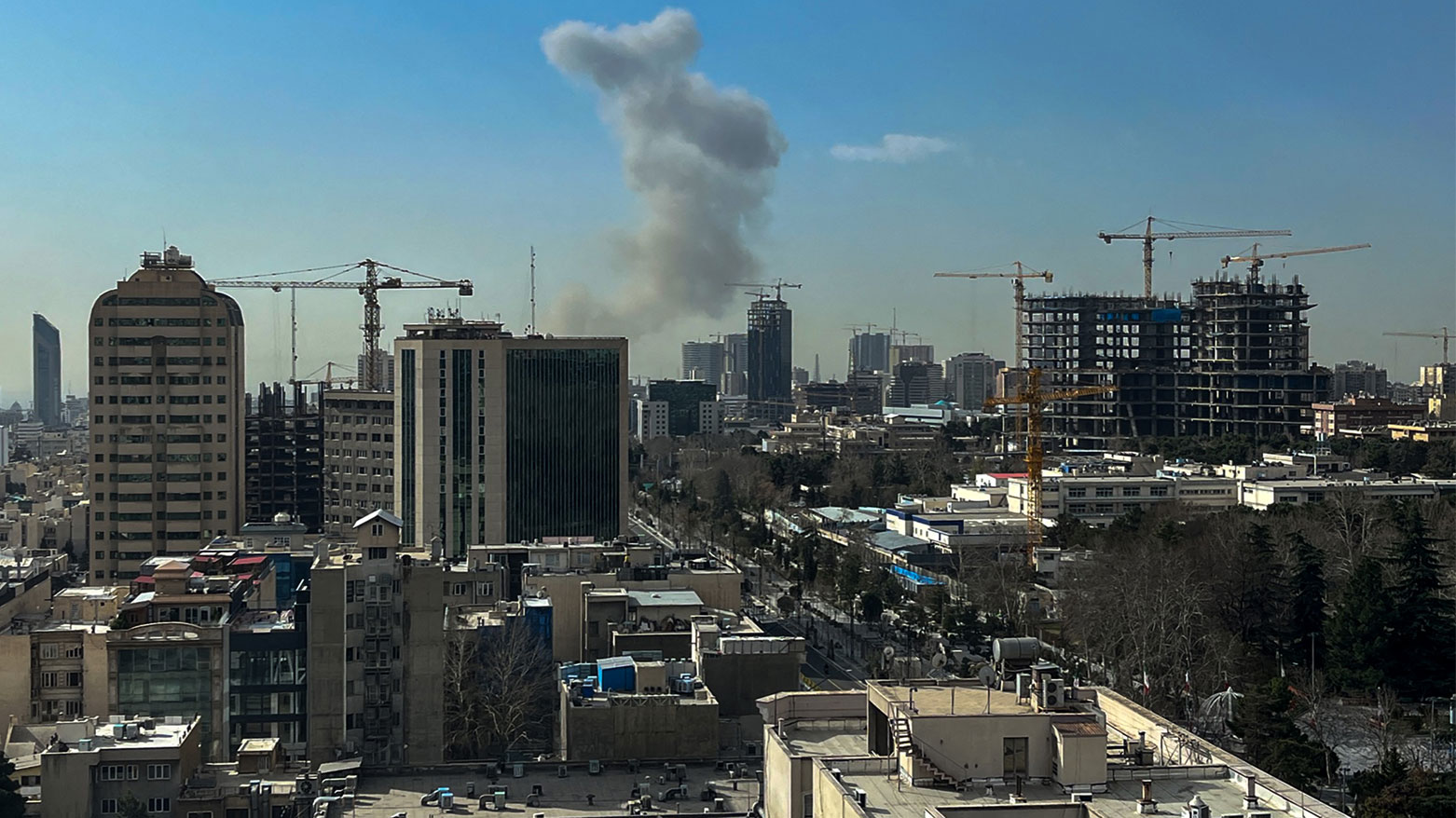 تصاعدت سحابة من الدخان عقب انفجار تم الإبلاغ عنه في طهران جراء القصف الإسرائيلي (فرانس برس)