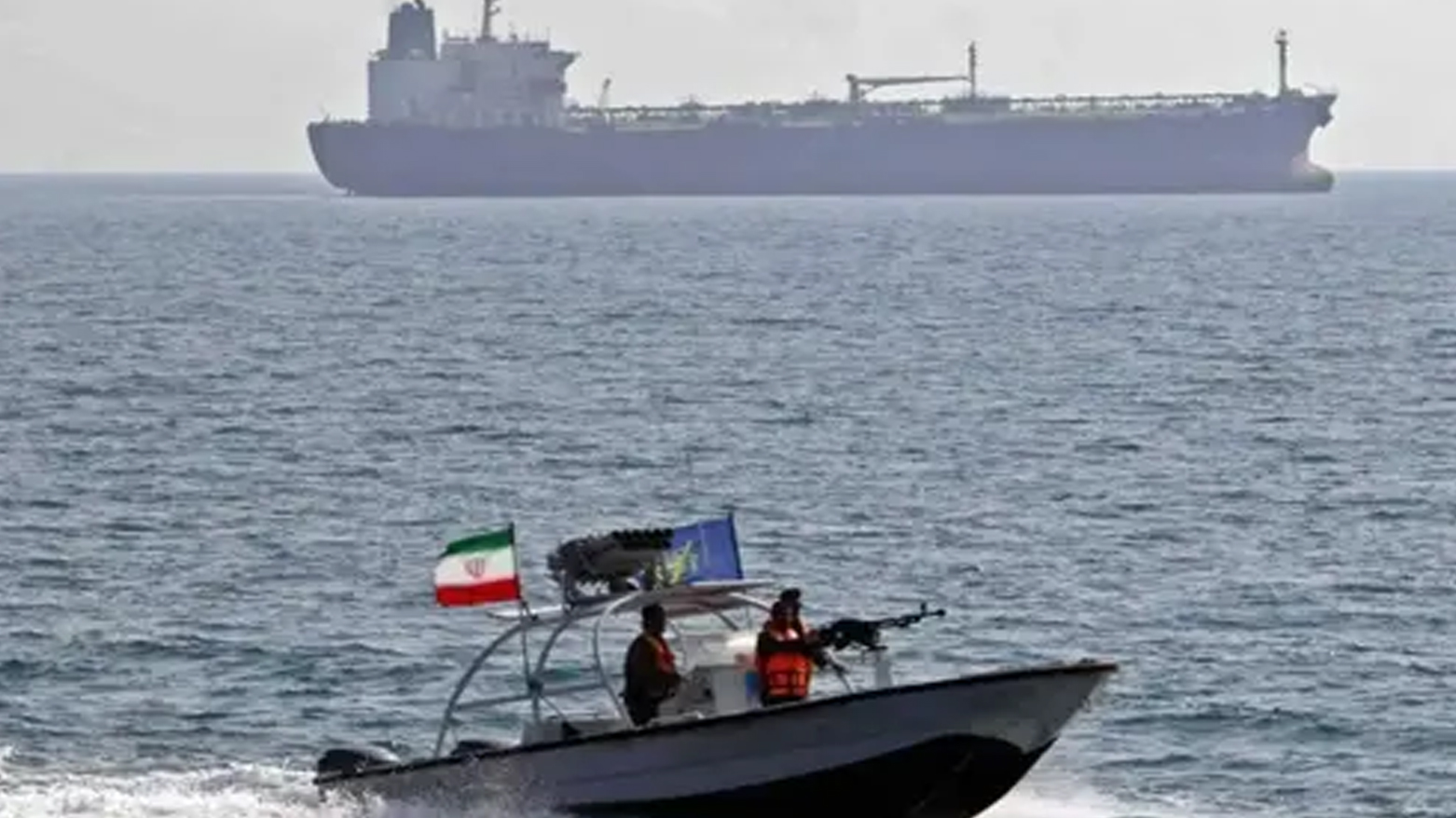 ئێران کەشتییەکی نەوتهەڵگری ئەمریکی بۆردومان کرد