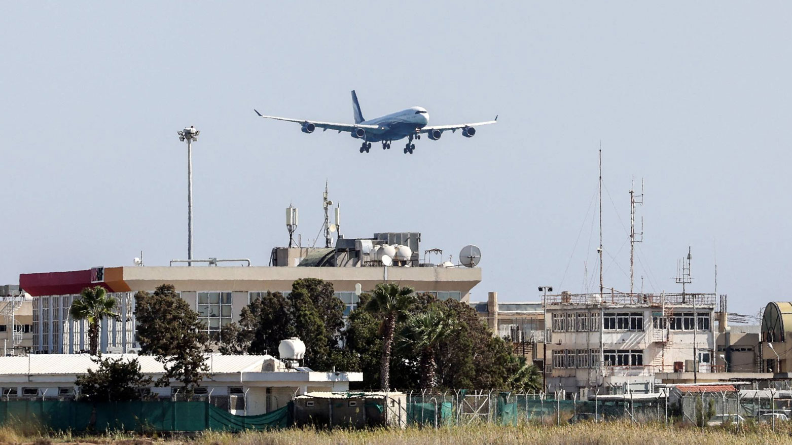 إجلاء 117 إيرانياً من لبنان من بينهم دبلوماسيون على متن طائرة روسية