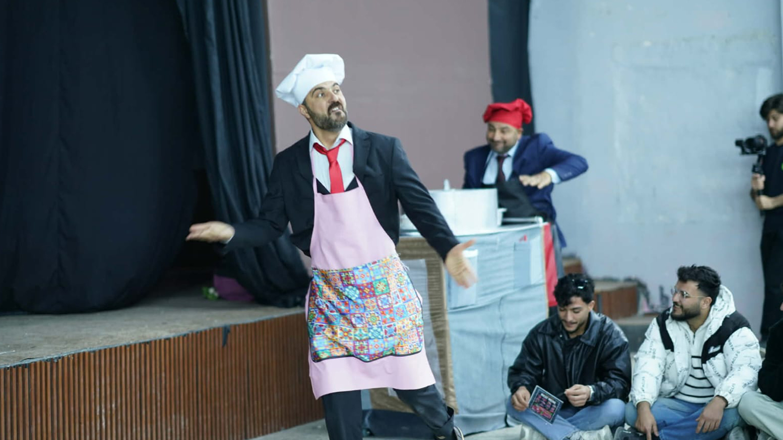 کەرکووک.. شانۆگەری "لەودیو دەرگا داخراوەکانەوە" نمایشکرا