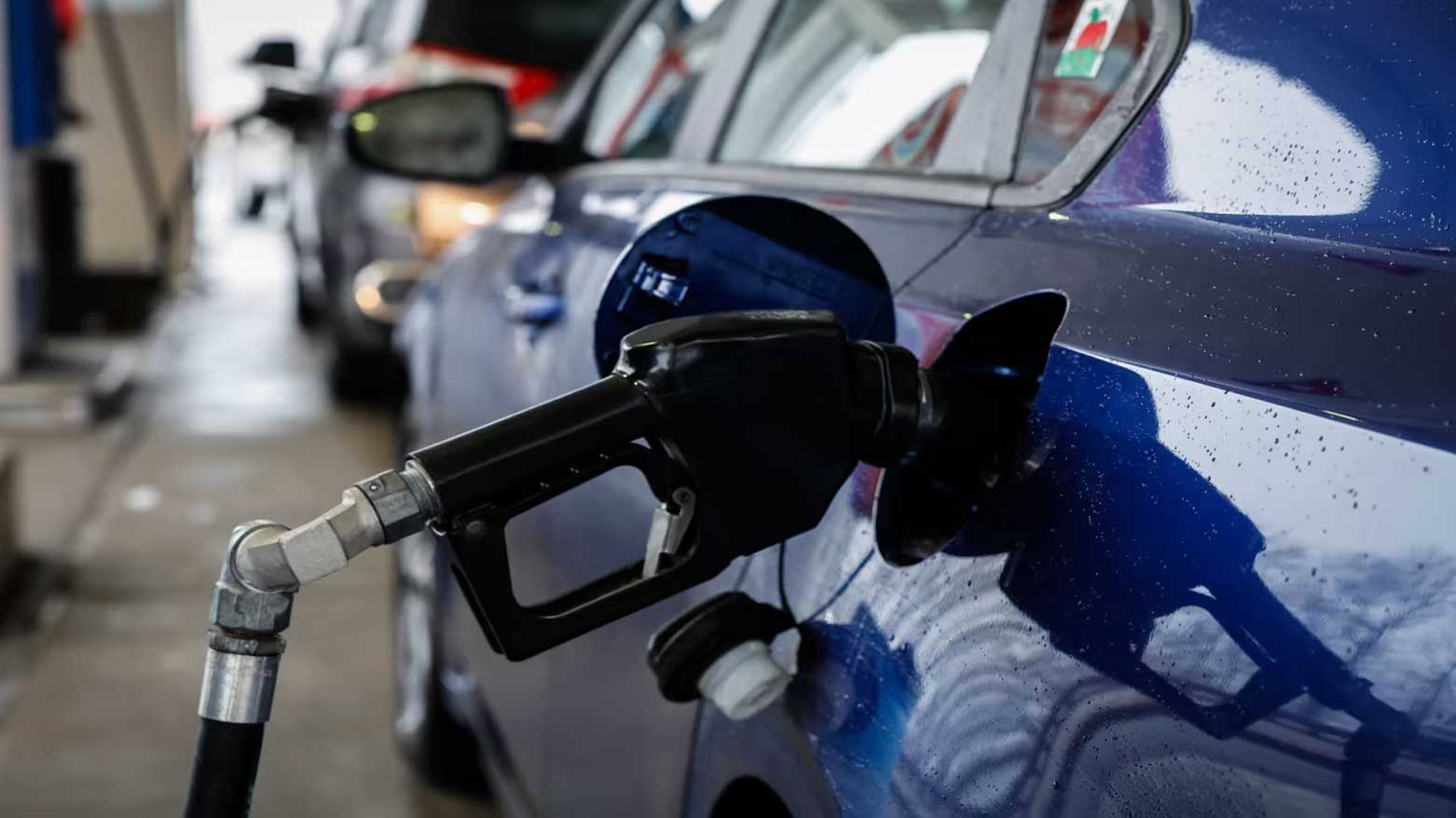 ترامب ومسؤولون أمريكيون يحاولون تهدئة المخاوف بشأن أسعار البنزين