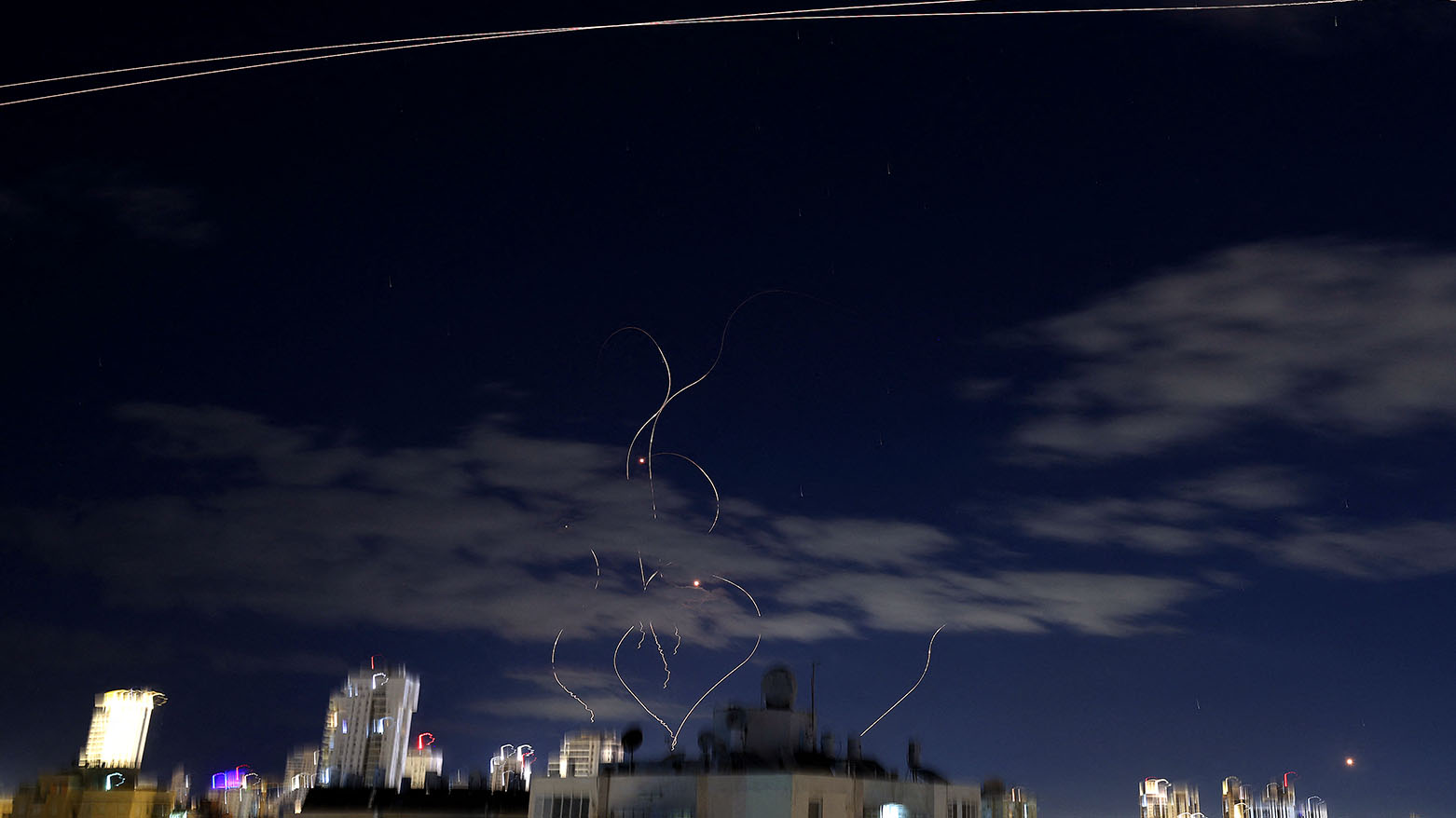 هجوم إيراني يتسبب بحريق وأضرار مادية في مجمّع المعامير النفطي في البحرين