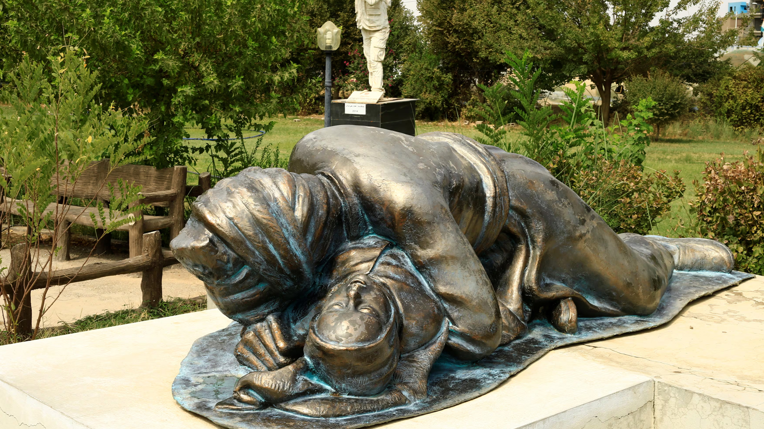 A memorial to honour the victims of the 1988 chemical attack, a statue of Omar Khawar, Halabja, Sept. 22, 2017. (Reuters)