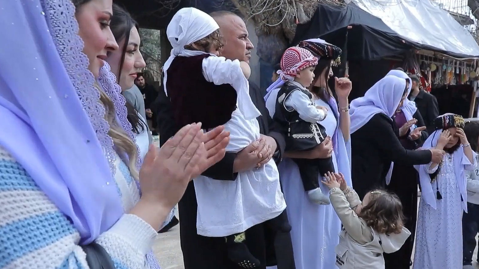 في معبد لالش.. طقوس تعميد أطفال الإيزيديين: رحلة "البركة" والارتباط بالمقدسات